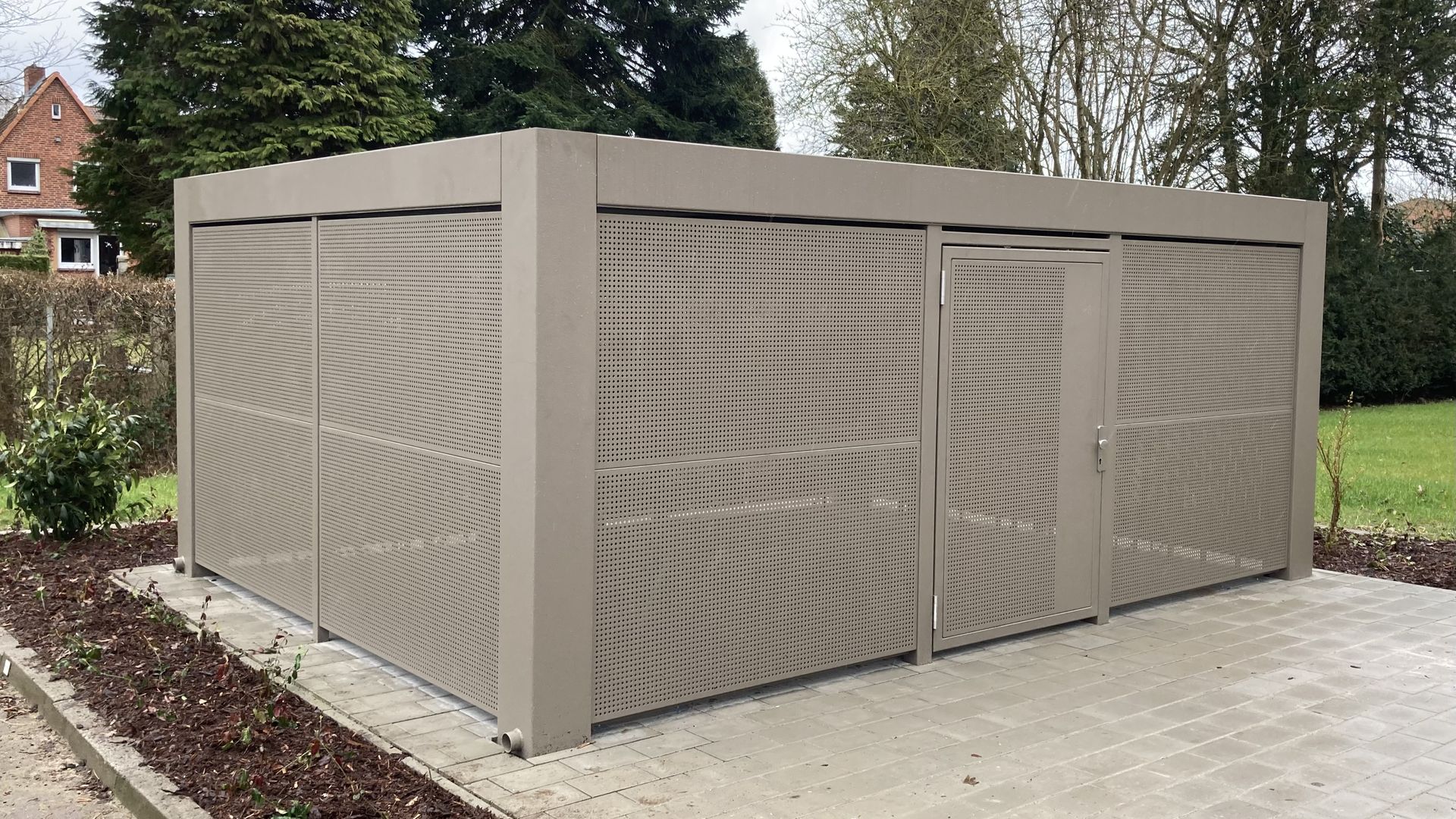 KUBUS modulare Fahrradüberdachung mit Lochblech-Wandelementen in grauer Pulverbeschichtung